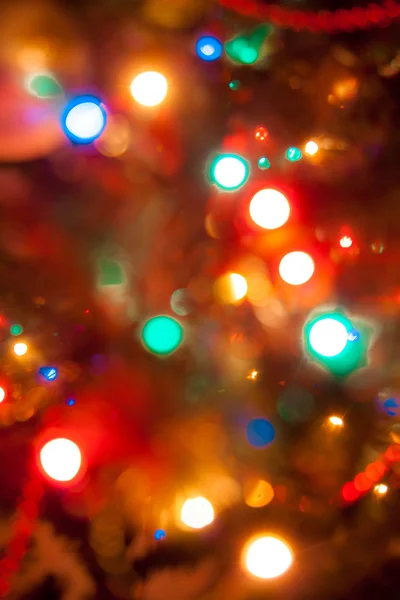 Leuchtende bunte Lichter am Weihnachtsbaum — Stockfoto
