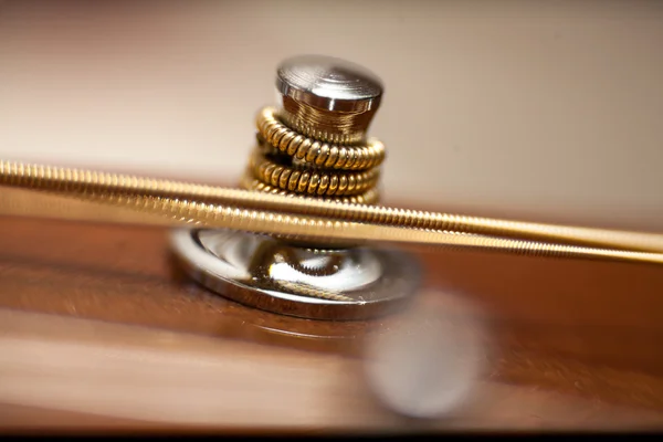 Prise de vue de corde de guitare attachée à la guitare Images De Stock Libres De Droits