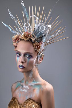 Kova şeklinde bir kız.