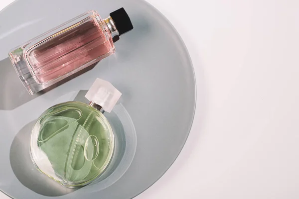 Dos Frascos Perfume Sobre Plato Gris Sobre Fondo Blanco — Foto de Stock