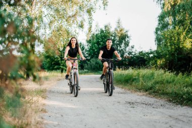 Mutlu çift kum ve çim yüksek dağlarda bisikletle yarış.