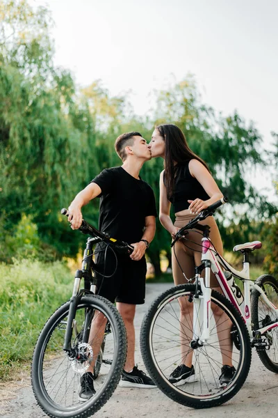 Young Loving Couple Kissing Bicycles Park — Stock Photo, Image