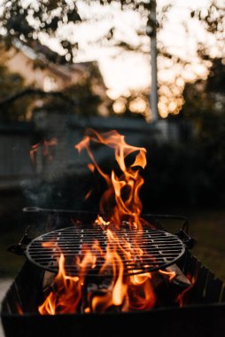 Ateşli Boş Barbekü Kömür Izgarası, Yakın plan. Sıcak Barbekü Izgarası Demir Izgara 'da Yemek Hazırlıyor. Mangal partisi, bahçede ya da arka bahçede barbekü partisi. Parlak Alevli Izgara Siyah Ayrı.