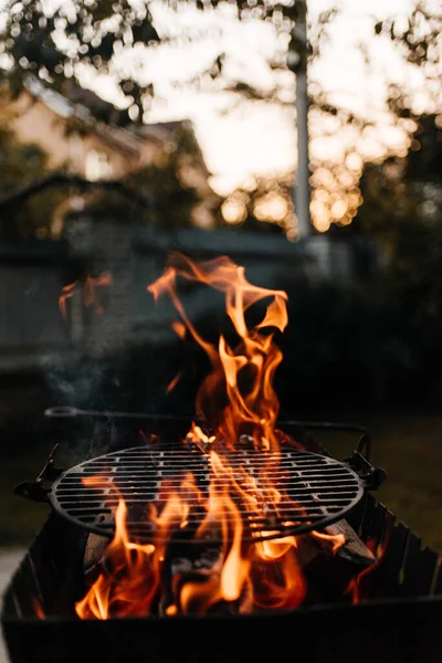 Flaming Empty Bbq Parrilla Carbón Primer Plano Parrilla Barbacoa Caliente —  Fotos de Stock