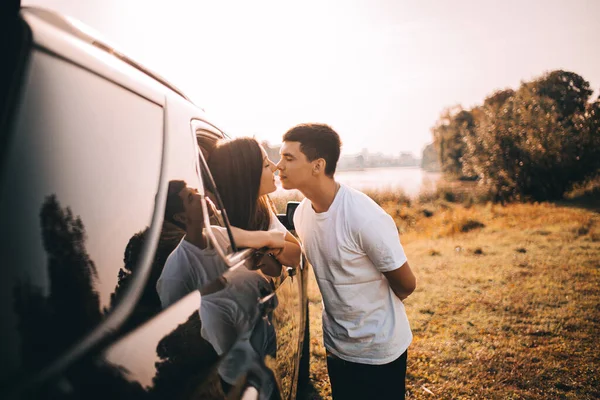 Romantic Young Couple Kissing Car Travel — Stock Photo, Image