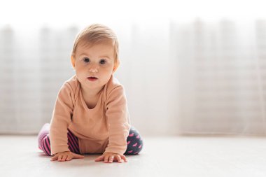 Küçük kız piramit ile oynarken kat, anaokulu, erken gelişme