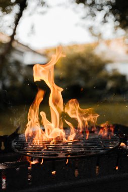 Arka bahçesinde ateş olan bbq Grill. Seçici odak