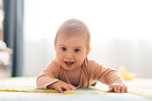 Bebé Feliz Niño Sonriendo Arrastrándose Suelo — Foto de Stock