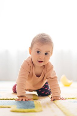 Çocuk yerde sürünmeyi öğreniyor..