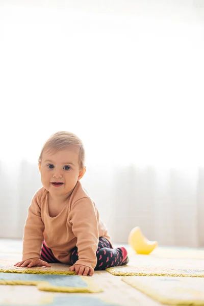 Bebê Deitado Chão Aprendendo Rastejar — Fotografia de Stock