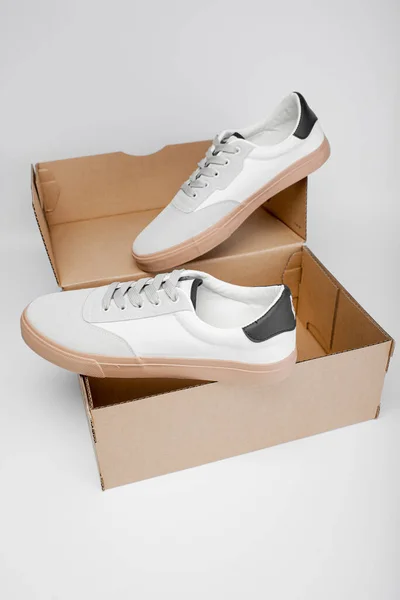 Sapatos Numa Caixa Papelão Sapatilhas Brancas Casuais — Fotografia de Stock