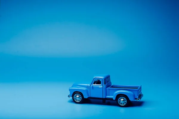 Speelgoed Blauwe Pick Truck Blauwe Achtergrond — Stockfoto