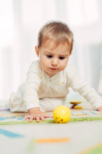 Niño Pequeño Arrastra Juega Con Pelota — Foto de Stock