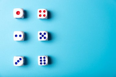 Mavi arkaplan üzerinde numaralar olan zar.