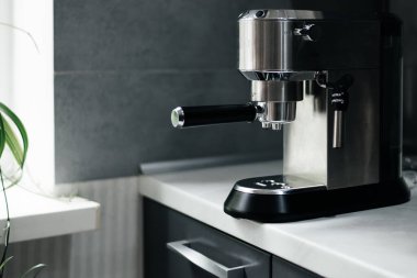 Portafilterli ev yapımı kahve makinesi. Evde romatik kahve..