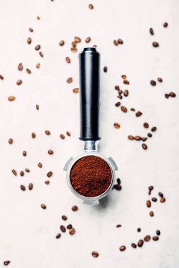 Kahve makinası için portatif filtre, kahve ve kahve çekirdekleri..