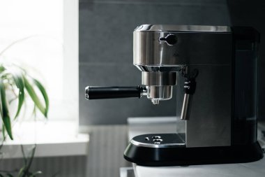 Evinde iskele filtresi olan kahve makinesi.