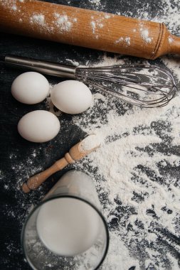 Fırın ürünleri, un, yumurta, süt. Seçici odak kopyalama alanı