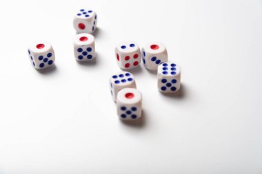 Arka planda beyaz kemikler var. Oyun aletleri. Uzayı metin için kopyala. Şans oyunu konsepti