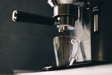 İskele filtresinden gelen kahve şeffaf bir fincana damlıyor..