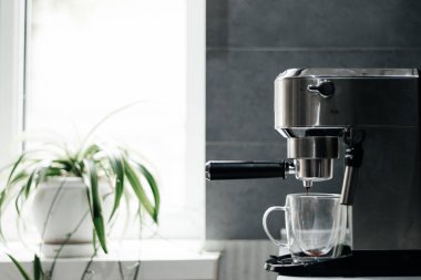 Evde aromatik kahve yapmak için portatif filtresi olan kahve makinesi.