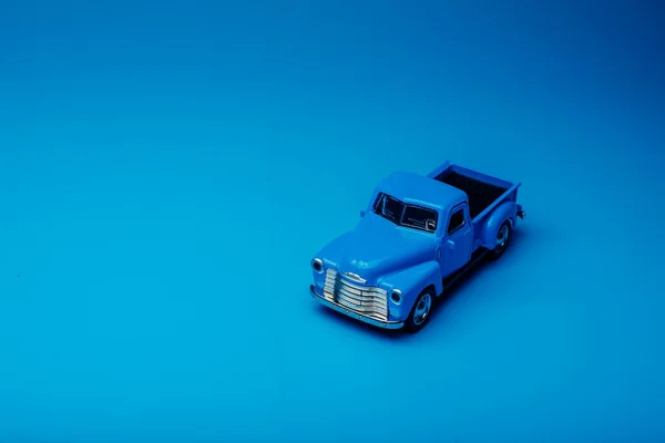Blauw Speelgoed Pick Truck Een Blauwe Achtergrond — Stockfoto
