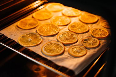 Fırında kurutulmuş turuncu. Turuncu fırında kurumuş..