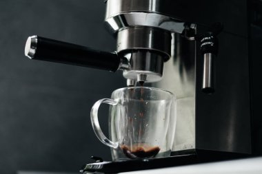 Kahve makinesinde ev yapımı Aromatik kahve..