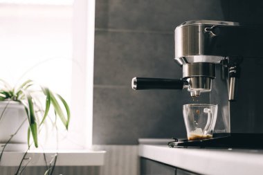 Espresso yapmak için ev yapımı kahve makinesi..