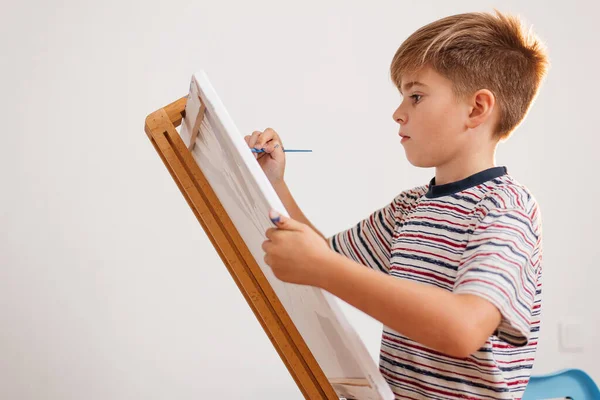 Ένα Αγόρι Ζωγραφίζει Μια Εικόνα Στο Σπίτι Χόμπι Παιδιών Ετών — Φωτογραφία Αρχείου
