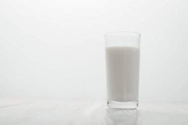 Beyaz arkaplanda bir cam süt