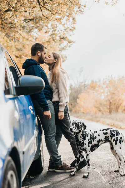 Young Couple Travels Car Dog — Stock Photo, Image