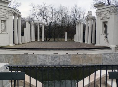 Łazienki Tiyatrosu, wyspie