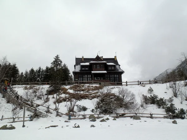 Cabine em uma paisagem nevada — Fotografia de Stock