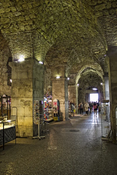 Underground market split — Stock Photo, Image