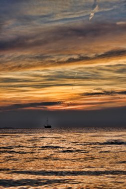 gün batımında yelkenli uzaktan