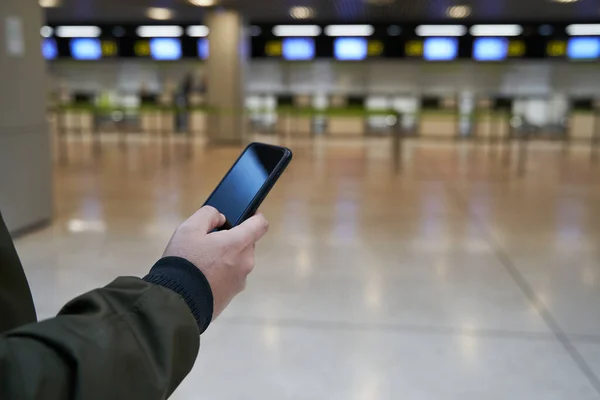 Junge Schaut Auf Seine Bordkarte Auf Dem Handy Das Flughafen — Stockfoto