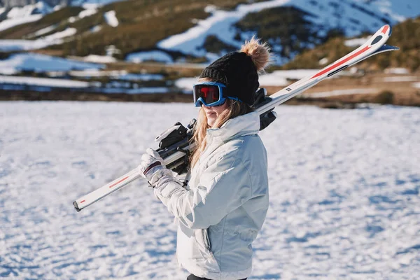Bonita Chica Equipada Con Sombrero Gafas Lleva Algunos Esquís Nieve —  Fotos de Stock
