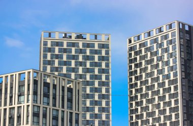 Kyiv, Ukrayna. 9 Mayıs 2021. Mavi gökyüzüne karşı, yüksek binalı, siyah beyaz binalar. Minimalist şehir mimarisi. Endüstriyel yapılar düşük açılı fotoğraf. 