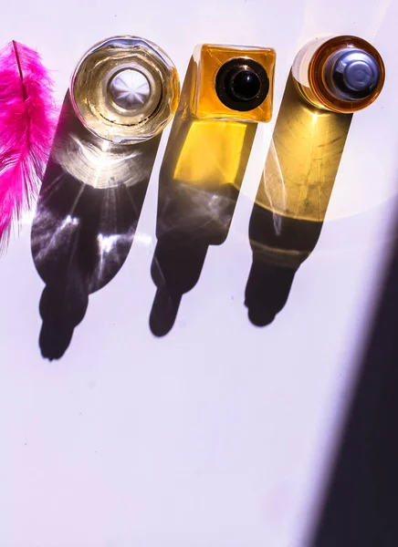Botellas Cosméticas Amarillas Con Vista Superior Aceite Esencial Sombras Contrastantes — Foto de Stock