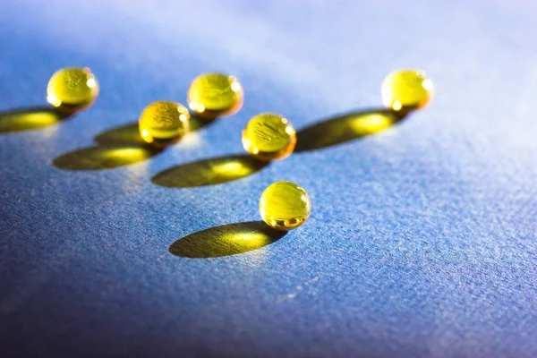 Píldoras Aceite Pescado Color Amarillo Tabletas Cápsulas Gelatina Omega Encuentran — Foto de Stock
