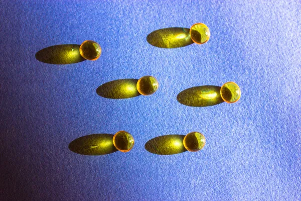 Sarı Renkli Balık Yağı Hapları Tabletler Omega Jelatin Kapsülleri Mavi — Stok fotoğraf
