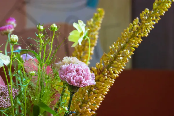 テキスト用の部屋とピンクのカーネーションなど さまざまな花の美しい花束 モダンなインテリアを飾るために花屋によって作成された素晴らしい花束 新鮮な花の植物は屋内 花の背景 — ストック写真