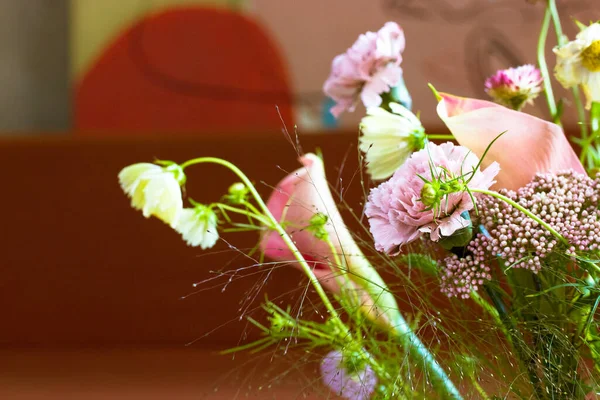 Красивий Букет Різних Квітів Включаючи Рожеві Гвоздики Кімнатою Тексту Дивовижний — стокове фото