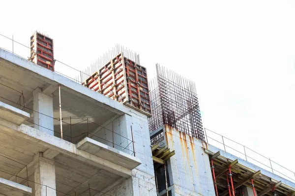 Yüksek Katlı Yeni Bir Apartmanın Beton Inşaatı Tamamlanmamış Binaların Dış — Stok fotoğraf
