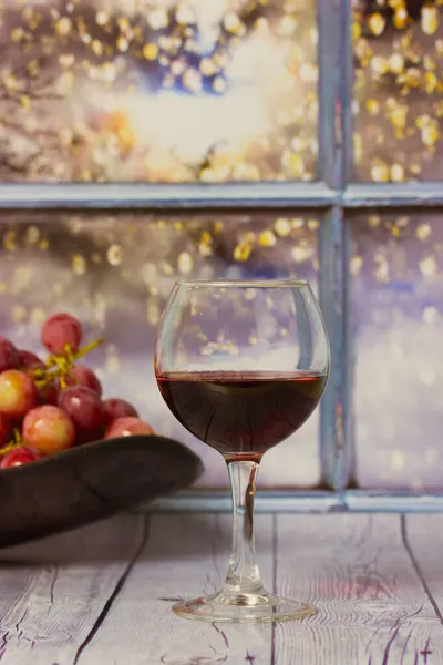 Bunch Purple Grapes Glass Red Wine Stand Wooden Table Window — Stock Photo, Image