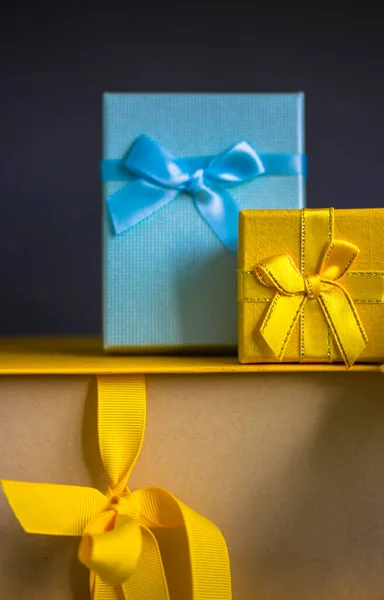 Mucchio Scatole Regalo Blu Giallo Impilati Sfondo Nero Verticale Biglietto — Foto Stock