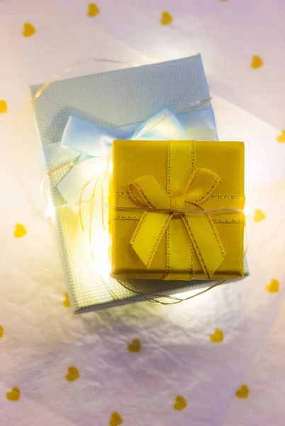 Žluté Modré Dárkové Krabice Uprostřed Zářících Vedl Girland Světly Nový — Stock fotografie