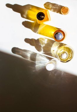 Beyaz masa manzaralı, gerekli yağlı sarı kozmetik şişeler. Karşıt gölgeler. Spa, sağlık, rahatlama, vücut, yüz bakımı. Güzel kompozisyon. Güzellik ürünleri. Boşluğu kopyala