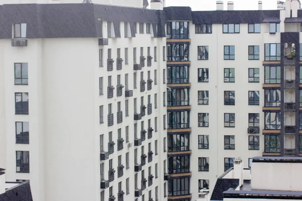 Nuevo Edificio Apartamentos Varios Pisos Blanco Moderno Con Techo Negro —  Fotos de Stock